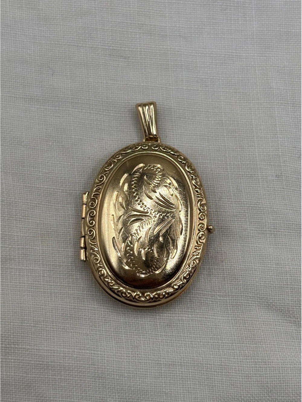 Vintage 10k Solid Gold Etched Oval Locket Pendant Necklace